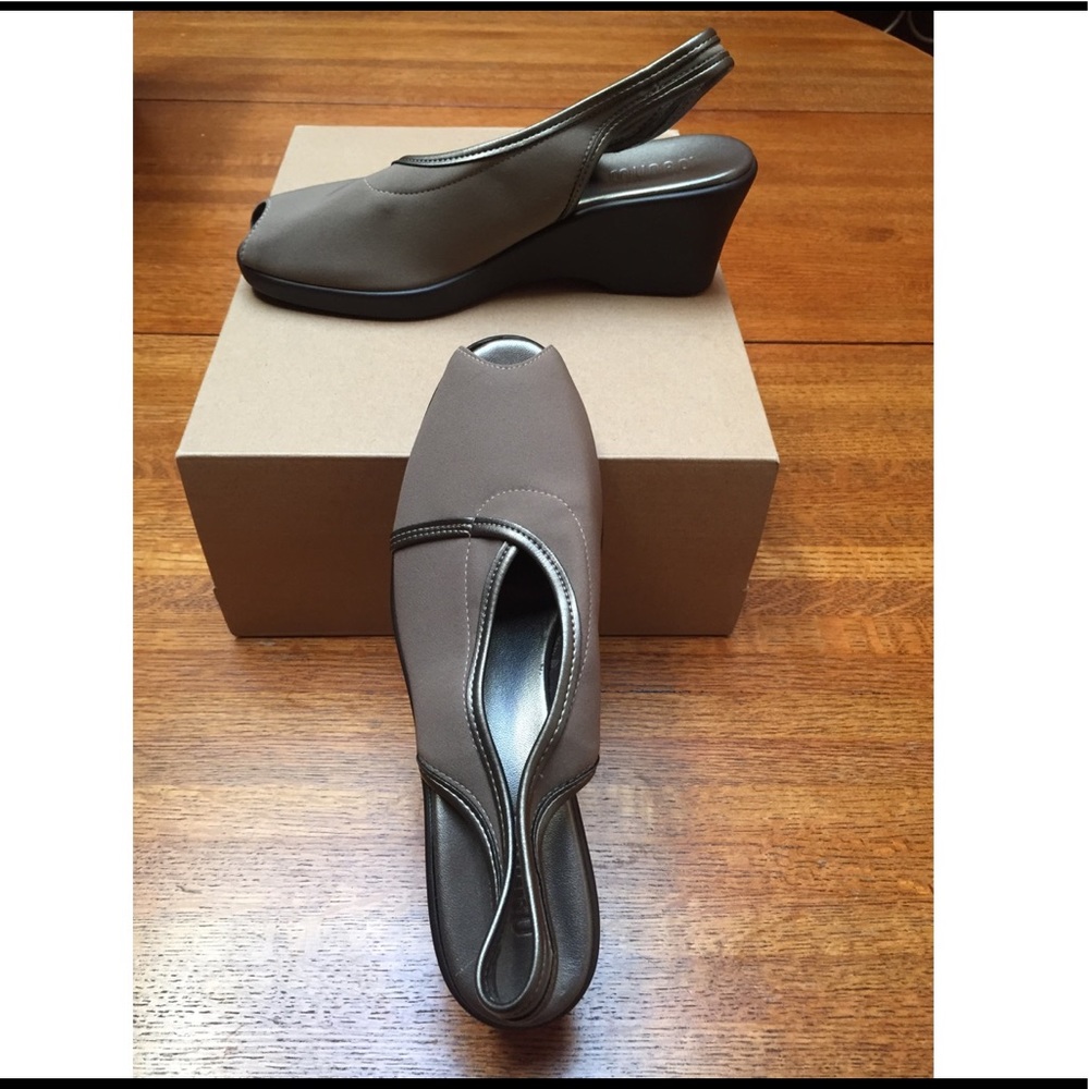 Munro American Jesse Sandals Taupe size 8M